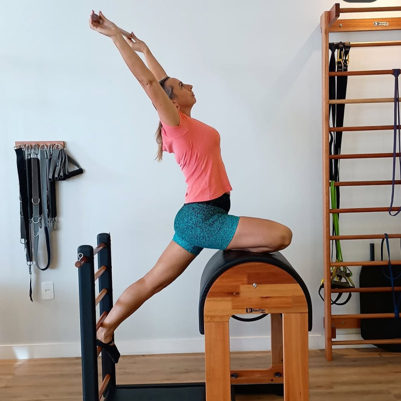 Paciente fazendo exercício de Pilates no barril